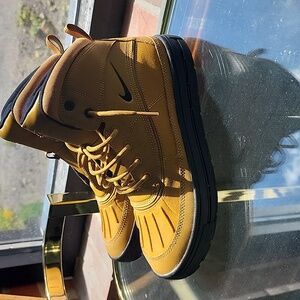 NWOB Nike Woodside 2 High ACG Wheat Tan Boots 524872-703 Youth 6.5 Women's 7.